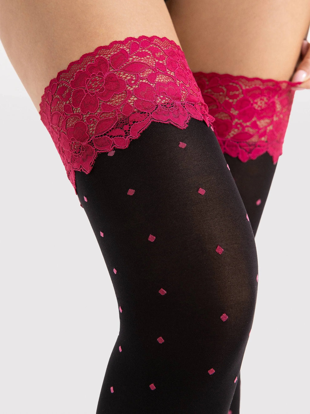 Calze autoreggenti con pizzo magenta e piccoli decori